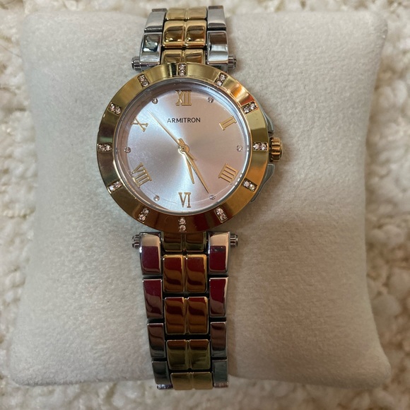 NWOT 2-TONE ROUND LADIES WATCH WITH CRYSTALS - Picture 6 of 7